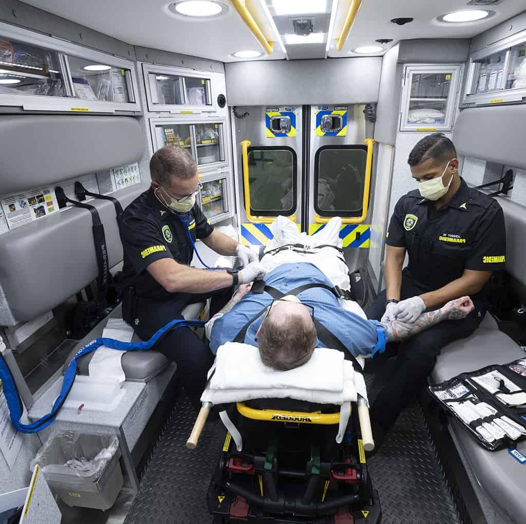 两名护理人员在救护车上照顾病人